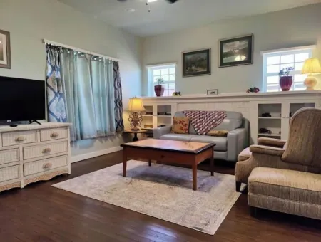 Retro Bungalow - 3 Beds/2 Baths - No Chores!