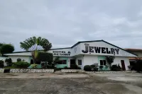 Jewelry Hotel and Resort Hotels in der Nähe von AUP College of Education