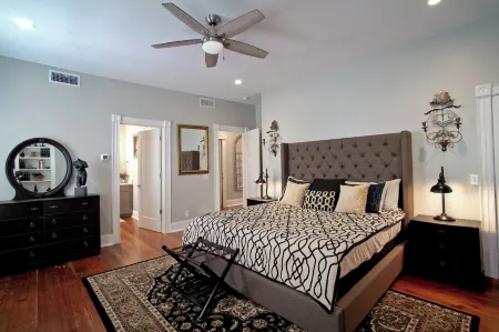 Newly Renovated 4 Bed 3 Bath and 2 Parking Spots Отели рядом с достопримечательностью «Площадь Чиппева»