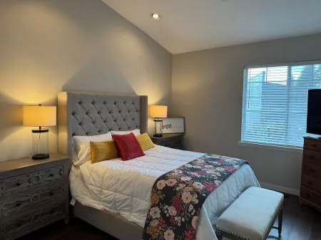 Charming 3-bedroom Home in Canby Отели в г. Канби