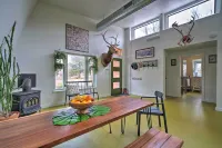 Bohemian Home w/ Screened Porch, 3 Mi to Lake! - Lemmikkieläimet sallittu