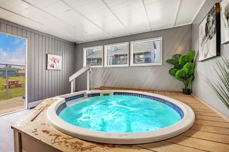 Haven Fall Escape: 2Br+Loft. Sea View. Hot Tub - 208 Отели рядом с достопримечательностью «Парк штата Берч Бэй»