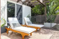 수영장과 온수 욕조가 있는 게이트 홈