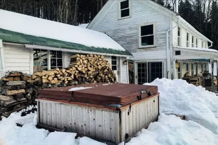 Historical Catskill mountains Farmhouse with Hiking, Fire Pit, Hot Tub, King bed