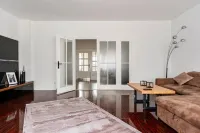 Maybach 4-Bedroom Apartment – Spacious, Stylish & Close to Düsseldorf Fair.