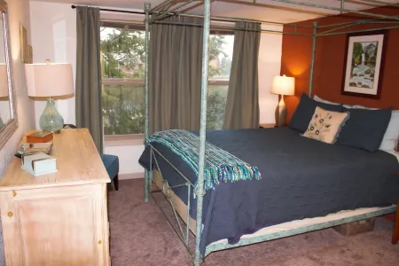 Quiet, serene 1-bedroom apartment in Oregon's capital city, Salem.