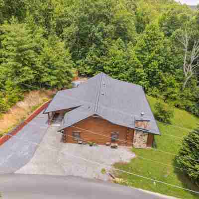 Chasing Cubs Cabin by Beyond Expectations Hotel Exterior