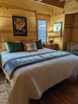 Cozy, Charming Two Bedroom McKenzie Bridge River Front Cabin for 2 Guests,