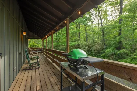 Summer Haven - Your Adventure Retreat near Dupont and Pisgah National Forests Отели рядом с достопримечательностью «Fred W. Symmes Chapel»