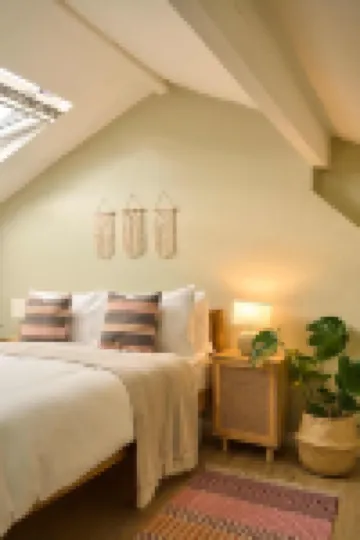 Traditional 3BR Home, 5-Min Walk to Hebden Centre 赫布登布里奇酒店