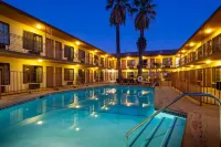 Studio City Court Yard Hotel - parking