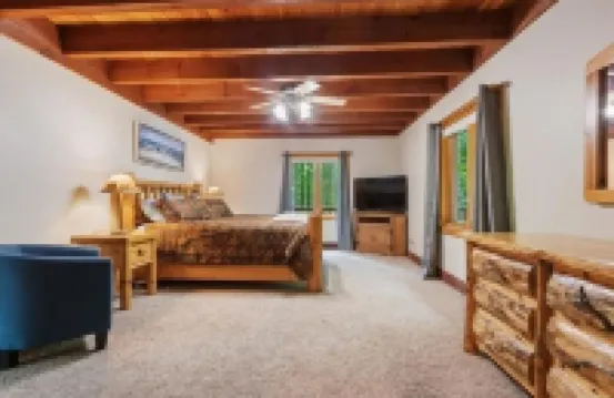 Timber Lodge on Large Wooded Lot mid Door County