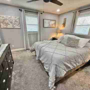 Charming 3-bedroom house with WiFi, AC in lovely Green Bay- close to Lambeau Rooms