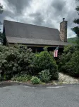 Cozy 3 level cabin in charming Banner Elk. Stunning views and central location.