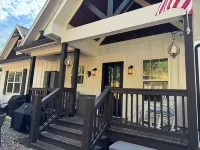 Tranquil Hillside Getaway-Asheville Retreat with 3BR/3BA, 2 Decks. Pet Friendly! Hotels in Mills River