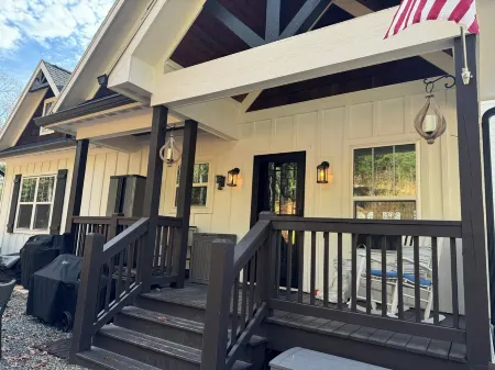 Tranquil Hillside Getaway-Asheville Retreat with 3BR/3BA, 2 Decks. Pet Friendly!