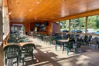 Golf, Outdoor Bar, Restaurant - The Oakwood Cabin