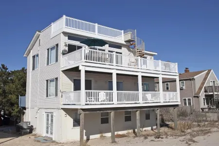 Modern Ship Bottom Oceanfront House with Amazing Ocean Views Отели рядом с достопримечательностью «Остров Лонг Бич»