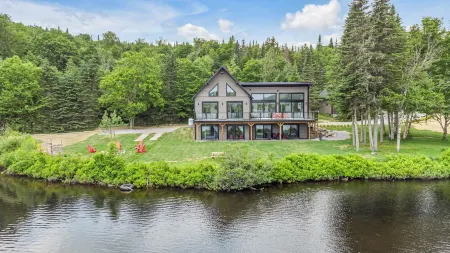 Villa du Lac Poulin waterfront