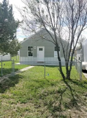 The Crow Ave House Hotels in Hardin