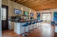 Mahogany Bay Resort & Beach Club, Curio Collection by Hilton - Bar