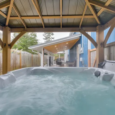 Westport Home w/ Hot Tub: 2 Blocks to Beach!