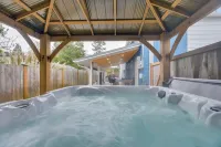 Westport Home w/ Hot Tub: 2 Blocks to Beach! - Pysäköinti