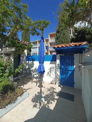 Charming beach house with private shaded terrace