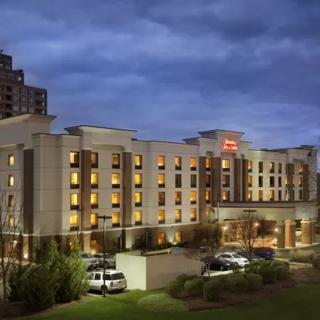 Hampton Inn & Suites Hartford/East Hartford Отели рядом с достопримечательностью «Капитолий штата»