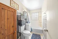 Roadmap Lodging: Bar & Chill, Centrally Located, Fenced Backyard