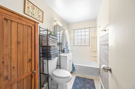 Roadmap Lodging: Bar & Chill, Centrally Located, Fenced Backyard