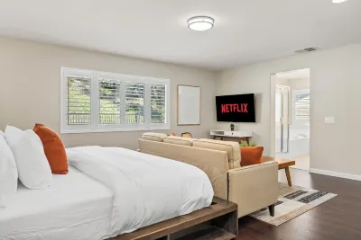 Luxury 4 BR/3BA home in a gated San Diego Community with a sauna & Tesla Charger 선셋 공원 주변 호텔