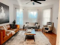 Relaxing 5 bd home with 1 bd Apartment on 2.5 acres near MD beaches Hotels in Berlin