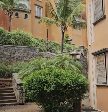 Charming 2-bedroom villa with AC, fitness room in delightful Tombeau Bay Отели рядом с достопримечательностью «Mauritius Standards Bureau»