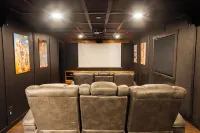 Abe's Hideaway - Arcade, Hot Tub, Home Theater - Quiet upscale neighborhood