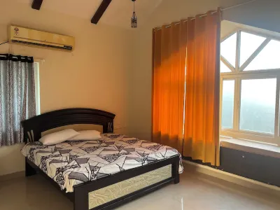 Spacious 4-bedroom villa with WiFi and AC in wonderful Hyderabad Hotel di 