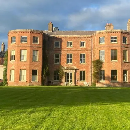 Large, comfortable Manor House near Ludlow with ten en-suite bedrooms.