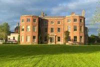 Large, comfortable Manor House near Ludlow with ten en-suite bedrooms. - 4-Star