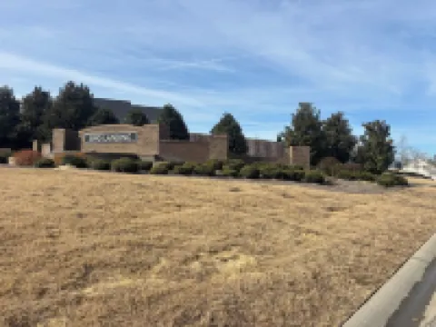 Cozy & Charming 4-bdr house, clubhouse, pool. Close to shops & 6mls to masters.