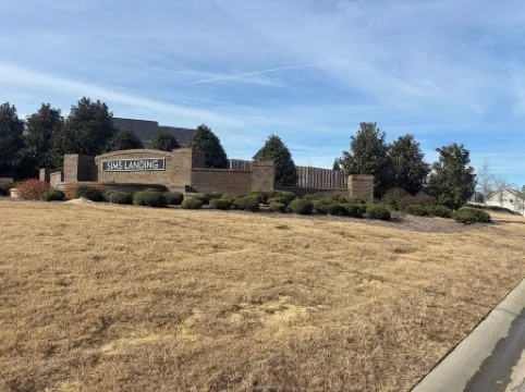 Cozy & Charming 4-bdr house, clubhouse, pool. Close to shops & 6mls to masters.