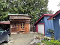 Ocean, mountain and harbour views. Family friendly house.