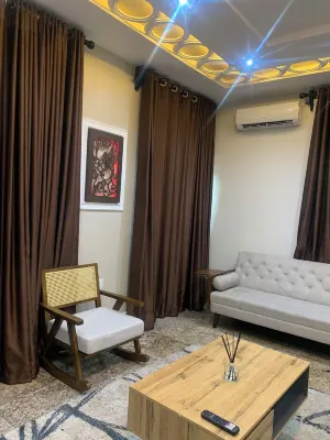 Exquisite 5 bedroom apartment, Peter odili. Hotel di 