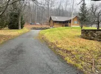 3-bedroom cabin in peaceful Bloomingburg with WiFi, AC Hotels in Mamakating