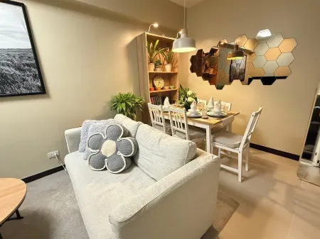 Aesthetic Cozy Apartment Condo With Pool Balcony & Deck