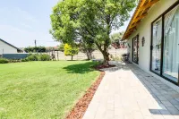 Luxe Suburban Haven 10 mins away from OR Tambo Airport .Load shedding Friendly