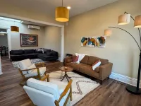 Charming Downtown Apartment with Bluff Views in Historic Decorah. โรงแรมในเดคอราห์