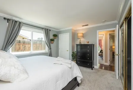 King Beds! - Clean and Spacious 5 Bed 3 Bath Home