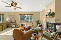 1/2 Acre Retreat: 100" TV, Open layout Navy Base and Six Flags Great America