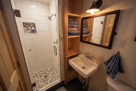 Historic Hawkes Apartment--downtown washburn, close to beaches, restaurants, etc