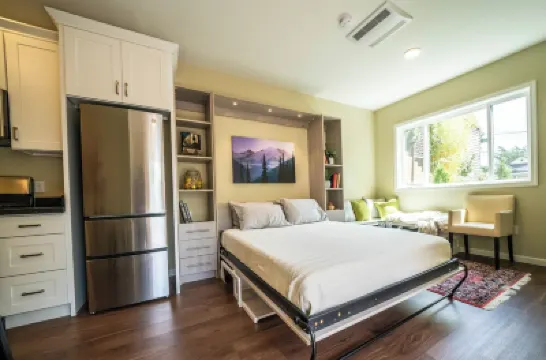 Beautiful studio with private deck & parking Hotels in fremont